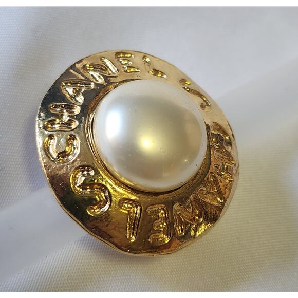 US BASED Authentic Vintage CHANEL Clip On Pearl & Gold Tone Earrings w Dust Bag - Picture 3 of 10